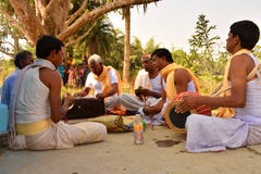 Jhargram, западная Бенгалия, Индия - группа Krishna зайцев песнопения также вы стоковые изображения rf Jhargram, западная Бенгалия, Индия - группа Krishna зайцев песнопения также вы стоковые изображения rf