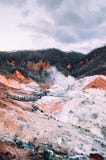Jigokudani oder ` Höllen-Tal ` geothermischer Krater aktiven Vulkans in Noboribetsu, Hokkaido, Japan lizenzfreie stockfotografie Jigokudani oder ` Höllen-Tal ` geothermischer Krater aktiven Vulkans in Noboribetsu, Hokkaido, Japan lizenzfreie stockfotografie