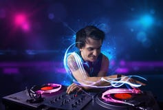Jockey de disque jouant la musique avec d'électro effets de la lumière et lumières Photos stock Jockey de disque jouant la musique avec d'électro effets de la lumière et lumières Photos stock