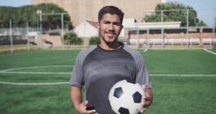 Quero Tocar Uma Filmagem. Retrato De Um Jovem Jogando Futebol Num Campo  Esportivo. Foto de Stock - Imagem de jogo, colhido: 243222436