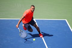 Jogador de tênis profissional Jo-Wilfried Tsonga de França na ação durante seu fósforo quatro redondo no US Open 2015 imagem de stock royalty free Jogador de tênis profissional Jo-Wilfried Tsonga de França na ação durante seu fósforo quatro redondo no US Open 2015 imagem de stock royalty free