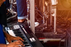 Jogando a música usando um sintetizador e um cilindro análogos foto de stock Jogando a música usando um sintetizador e um cilindro análogos foto de stock