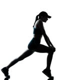 Jogger бегуна женщины протягивая силуэт подогрева стоковая фотография rf Jogger бегуна женщины протягивая силуэт подогрева стоковая фотография rf