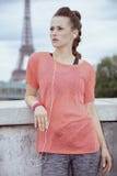 Jogger женщины смотря в расстояние и слушая к музыке стоковое фото Jogger женщины смотря в расстояние и слушая к музыке стоковое фото