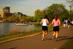 Jogging κατά μήκος του ποταμού στοκ εικόνα Jogging κατά μήκος του ποταμού στοκ εικόνα