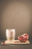joghurt Jogurt mit Getreide, Granat und Minze im Glas und in der Granatapfelfrucht auf einem hölzernen Behälter Dunkles backgtoun stockfotografie joghurt Jogurt mit Getreide, Granat und Minze im Glas und in der Granatapfelfrucht auf einem hölzernen Behälter Dunkles backgtoun stockfotografie