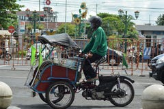 Jogjakarta Indonesien march23, 2019: skranglig rickshaw som unders?ker varje gatah?rn i Malioboro Yogyakarta arkivbild Jogjakarta Indonesien march23, 2019: skranglig rickshaw som unders?ker varje gatah?rn i Malioboro Yogyakarta arkivbild