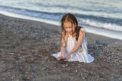 Jogo da menina na praia do verão fotografia de stock Jogo da menina na praia do verão fotografia de stock