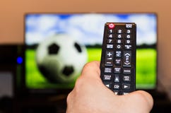 Jogo de observação do futebol/futebol na tevê moderna, com um close-up de Imagens de Stock Jogo de observação do futebol/futebol na tevê moderna, com um close-up de Imagens de Stock