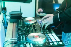 Jogos do DJ e música da mistura no controlador digital do misturador Controlador do desempenho do DJ do close-up, sistema digital imagem de stock Jogos do DJ e música da mistura no controlador digital do misturador Controlador do desempenho do DJ do close-up, sistema digital imagem de stock