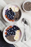 Jogurt z jagodami, banan, migdały, Chia ziarna, puchar zdrowy śniadanie, rocznika styl, superfood i detox, każdy ranek, obrazy royalty free Jogurt z jagodami, banan, migdały, Chia ziarna, puchar zdrowy śniadanie, rocznika styl, superfood i detox, każdy ranek, obrazy royalty free