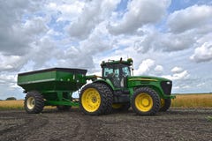 John Deere 7920 ciągnik ciągnie spoważnienie adry pudełko obraz royalty free John Deere 7920 ciągnik ciągnie spoważnienie adry pudełko obraz royalty free