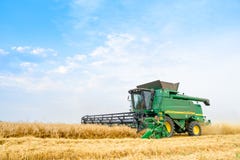 John Deere Combine Harvester Harvesting vete i fältet fotografering för bildbyråer John Deere Combine Harvester Harvesting vete i fältet fotografering för bildbyråer