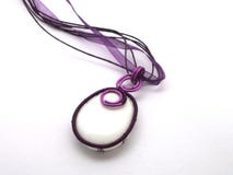 Joia feito a mão original feita do fio roxo e do vidro branco fotografia de stock royalty free Joia feito a mão original feita do fio roxo e do vidro branco fotografia de stock royalty free