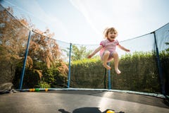 Joie - trempoline sautant image libre de droits Joie - trempoline sautant image libre de droits