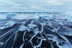 Jokulsarlon-Gletscherlagune, fantastischer Sonnenuntergang auf dem schwarzen Strand, Island Lizenzfreie Stockfotos Jokulsarlon-Gletscherlagune, fantastischer Sonnenuntergang auf dem schwarzen Strand, Island Lizenzfreie Stockfotos