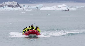 JOKULSARLON, ISLAND - 21. Juli 2016: Bootsabenteuer auf Jokulsar stockfoto JOKULSARLON, ISLAND - 21. Juli 2016: Bootsabenteuer auf Jokulsar stockfoto
