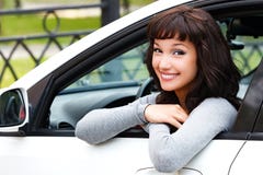 Joli conducteur de femme souriant à vous Photo stock Joli conducteur de femme souriant à vous Photo stock