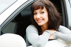 Joli conducteur de femme souriant à vous Images stock Joli conducteur de femme souriant à vous Images stock