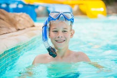 Joli enfant dans la piscine photo stock Joli enfant dans la piscine photo stock