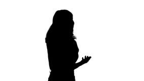 Jolie femme de silhouette parlant au téléphone photographie stock libre de droits Jolie femme de silhouette parlant au téléphone photographie stock libre de droits
