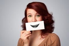 Jolie femme heureuse tenant la carte avec le smiley drôle image stock Jolie femme heureuse tenant la carte avec le smiley drôle image stock