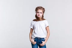 Jolie fille aux cheveux longs calme posant sur la caméra photographie stock libre de droits Jolie fille aux cheveux longs calme posant sur la caméra photographie stock libre de droits