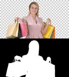 Jolie jeune dame enthousiaste se tenant regardante la caméra montrant des sacs à provisions, Alpha Channel photos stock Jolie jeune dame enthousiaste se tenant regardante la caméra montrant des sacs à provisions, Alpha Channel photos stock