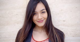 Jolie jeune femme avec un beau sourire amical image libre de droits Jolie jeune femme avec un beau sourire amical image libre de droits