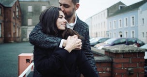 Jong aantrekkelijk toeristenpaar die en in een romantische bestemmingsstad omhelzen kussen 4K stock footage Jong aantrekkelijk toeristenpaar die en in een romantische bestemmingsstad omhelzen kussen 4K stock footage