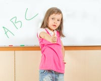 Jong Aziatisch kind die op een whiteboard schrijven royalty-vrije stock afbeelding Jong Aziatisch kind die op een whiteboard schrijven royalty-vrije stock afbeelding