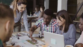 Jong commercieel team die op kantoor werken Gemengde rasgroep die mensen het architectuurontwerp voor huis samen bespreken stock footage Jong commercieel team die op kantoor werken Gemengde rasgroep die mensen het architectuurontwerp voor huis samen bespreken stock footage