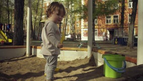 Jong geitje het spelen in een zandbak Royalty-vrije Stock Foto Jong geitje het spelen in een zandbak Royalty-vrije Stock Foto