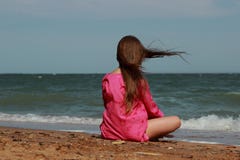 Jong geitje op het strand, de Krim stock afbeelding Jong geitje op het strand, de Krim stock afbeelding