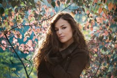 Jong het portret openlucht natuurlijk licht van de vrouwenherfst royalty-vrije stock fotografie Jong het portret openlucht natuurlijk licht van de vrouwenherfst royalty-vrije stock fotografie