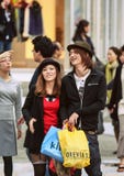 Jong Japans paar met het winkelen zak op de straat Reis rond Japan stock foto Jong Japans paar met het winkelen zak op de straat Reis rond Japan stock foto