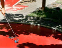 Jong jongens speelgolf in aard foto royalty-vrije stock afbeeldingen Jong jongens speelgolf in aard foto royalty-vrije stock afbeeldingen