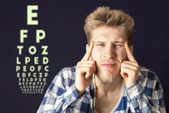 Jong mannelijk de visie en de dekkingsoog van het testoog met hand B stock foto Jong mannelijk de visie en de dekkingsoog van het testoog met hand B stock foto