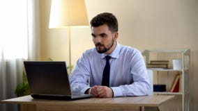 Jong mannetje die freelancer baangesprek op laptop hebben thuis, werkloosheid royalty-vrije stock fotografie Jong mannetje die freelancer baangesprek op laptop hebben thuis, werkloosheid royalty-vrije stock fotografie