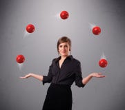 Jong meisje die en zich met rode ballen bevinden jongleren met royalty-vrije stock afbeelding Jong meisje die en zich met rode ballen bevinden jongleren met royalty-vrije stock afbeelding