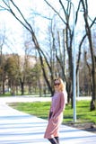 Jong meisje die in park lopen en lange sweater dragen Stock Foto Jong meisje die in park lopen en lange sweater dragen Stock Foto
