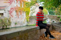 Jong meisje in hoed bij brug in Brugge stock fotografie Jong meisje in hoed bij brug in Brugge stock fotografie