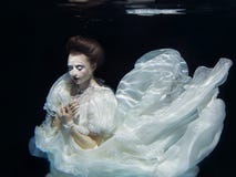 Jong meisje in lange witte kleding onderwater Royalty-vrije Stock Foto Jong meisje in lange witte kleding onderwater Royalty-vrije Stock Foto