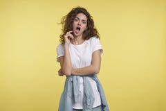 Jong mooi opgewekt studentenmeisje, opende zij haar mond en ogen in een verrassing, tegen gele achtergrond stock foto Jong mooi opgewekt studentenmeisje, opende zij haar mond en ogen in een verrassing, tegen gele achtergrond stock foto