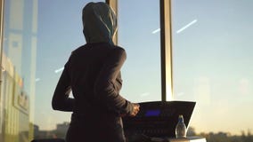 Jong moslimmeisje in hijab die sporten op de tredmolen doen Langzame mo stock video Jong moslimmeisje in hijab die sporten op de tredmolen doen Langzame mo stock video