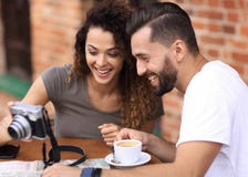 Jong paar die een foto van zich in een koffie kijken stock afbeeldingen Jong paar die een foto van zich in een koffie kijken stock afbeeldingen