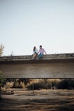 Jong paar die in liefde elkaar op een oude brug bekijken royalty-vrije stock foto Jong paar die in liefde elkaar op een oude brug bekijken royalty-vrije stock foto