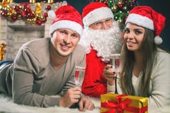 Jong paar die met Kerstman Nieuwjaar 2017, Kerstmis vieren Royalty-vrije Stock Foto Jong paar die met Kerstman Nieuwjaar 2017, Kerstmis vieren Royalty-vrije Stock Foto
