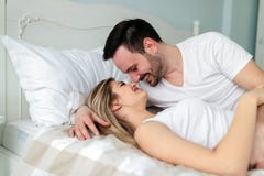 Jong paar die romantische tijd in slaapkamer hebben stock foto Jong paar die romantische tijd in slaapkamer hebben stock foto