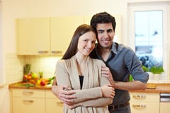 Jong paar in keuken stock afbeeldingen Jong paar in keuken stock afbeeldingen